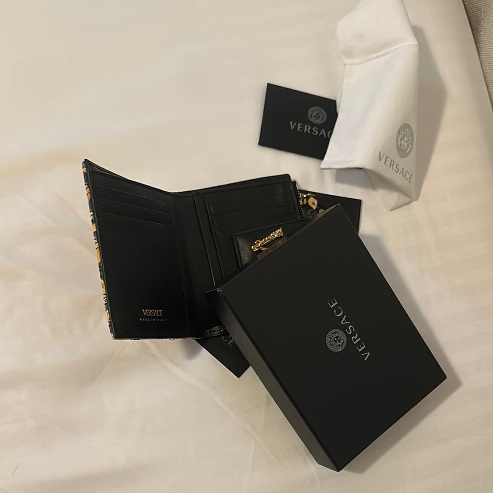 VERSACE Virtus Quilted Leather Wallet Gold and Black Pattern,Brand New With Tags - Picture 15 of 17